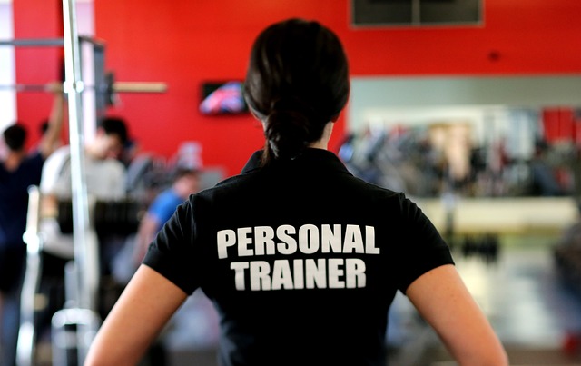 Entrenadora posando de espalda con una playera con la frase: Personal Trainer.